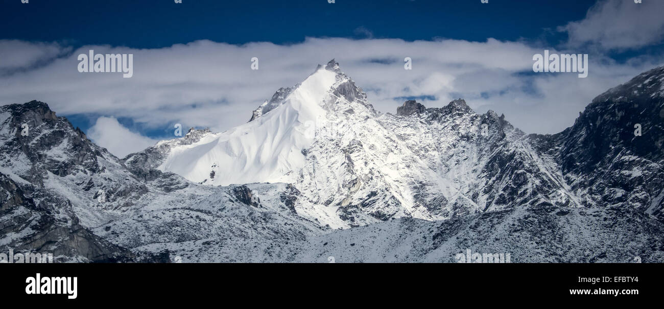 De belles montagnes enneigées Banque D'Images