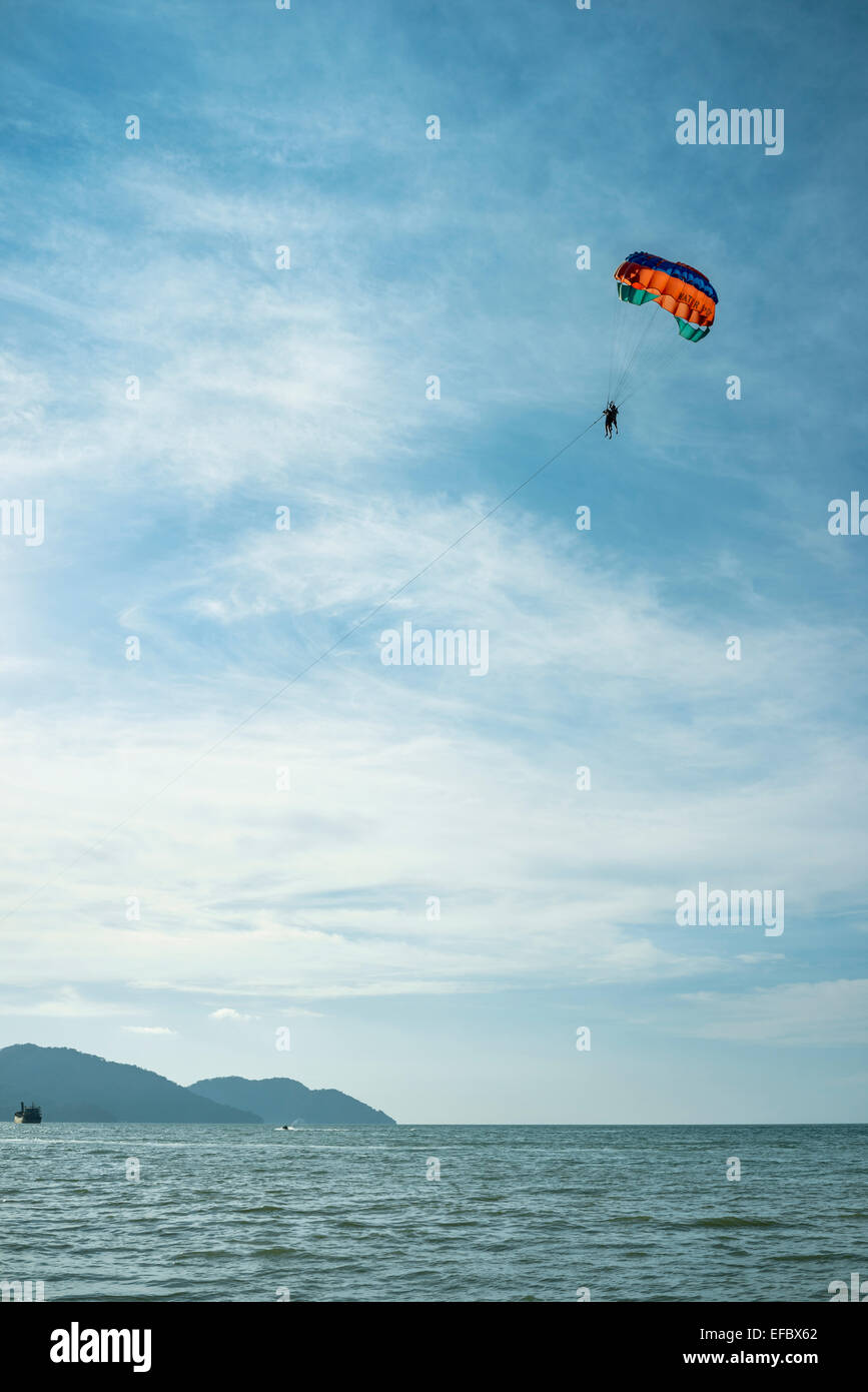 Le parachute ascensionnel sur la plage Banque D'Images