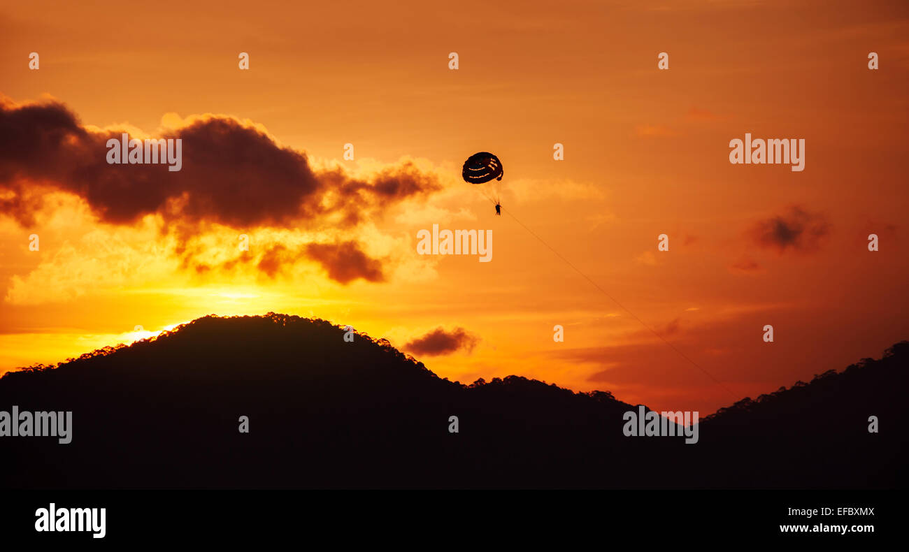 Le Parapente à l'heure de coucher de soleil spectaculaire Banque D'Images