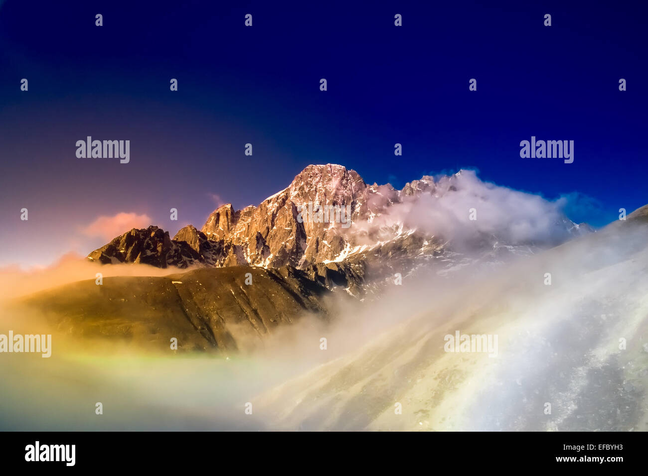 De belles montagnes enneigées Banque D'Images De belles montagnes enneigées Banque D'Images