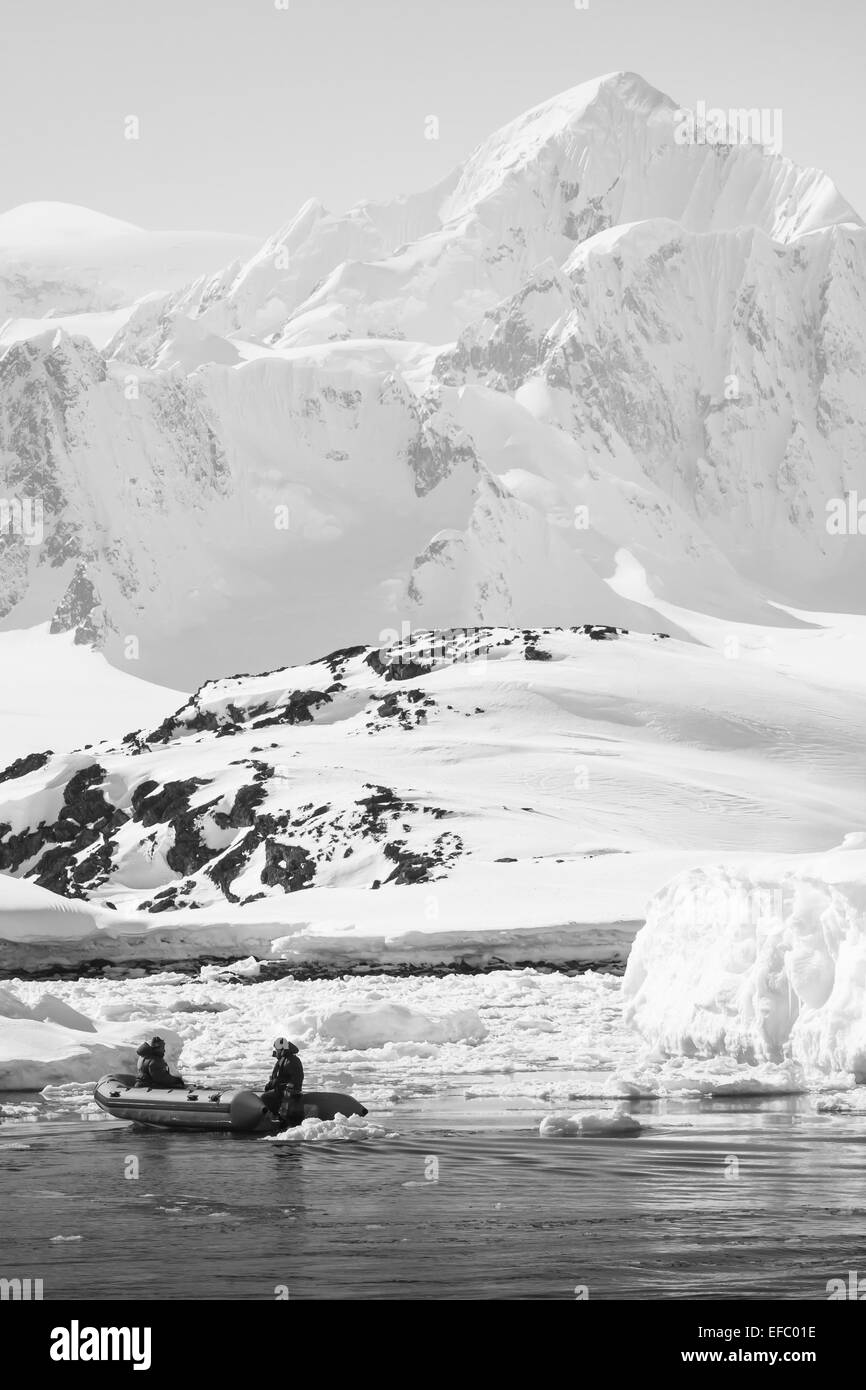 Deux hommes dans le bateau Banque D'Images