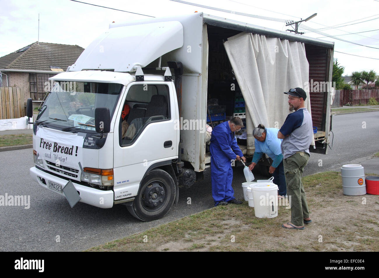CHRISTCHURCH, Nouvelle-Zélande, le 22 février 2011 : Les bénévoles apportent de l'eau pour les banlieues après la séisme de magnitude 6,4 Banque D'Images