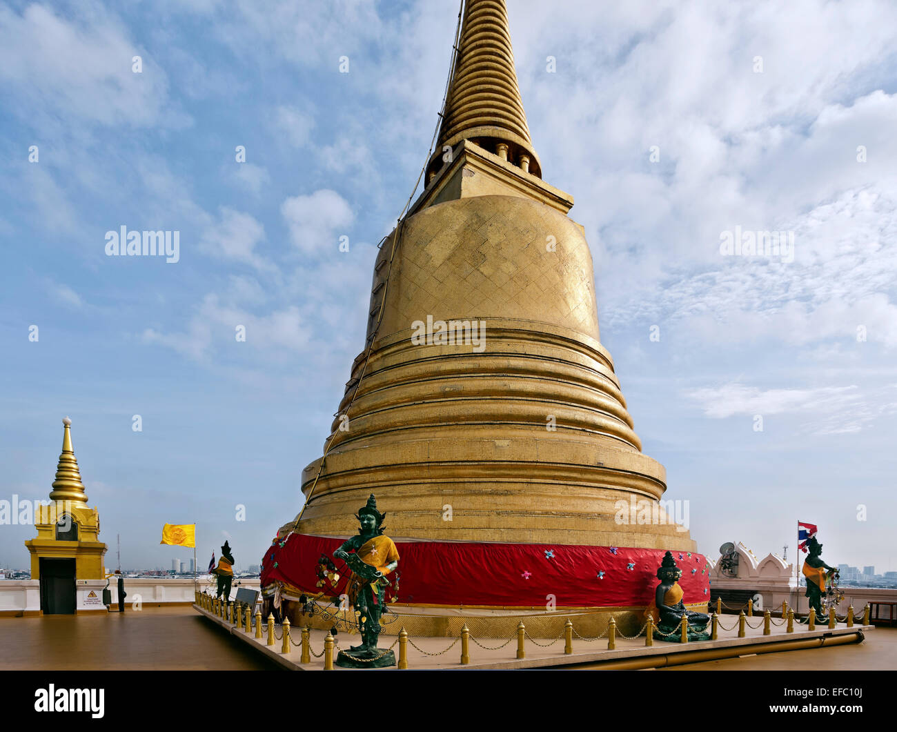 E00406-00...THAÏLANDE - Un chedi doré au sommet de la montagne d'Or situé dans le quartier de Banglamphu de Bangkok. Banque D'Images