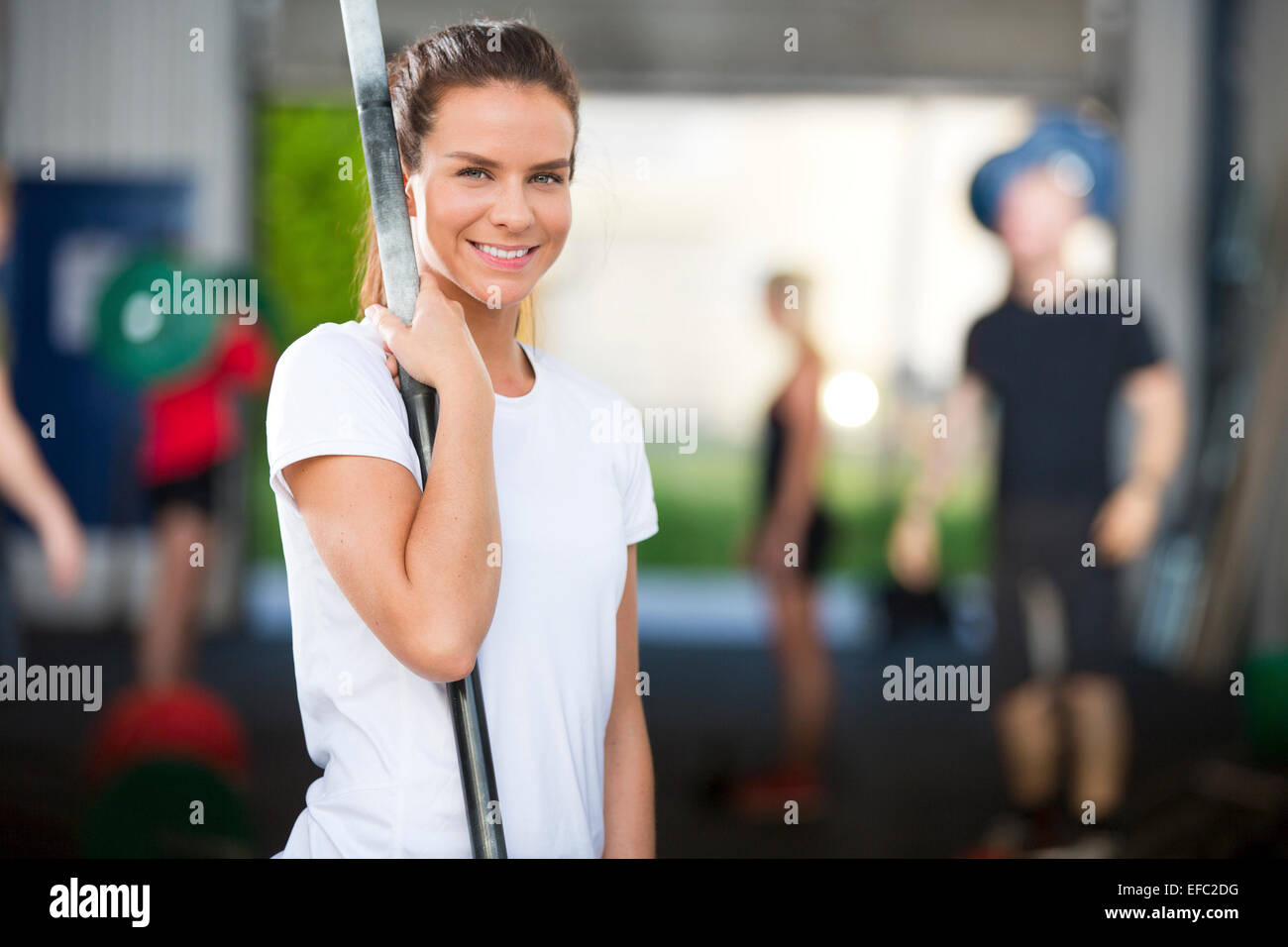 Smiling woman at fitness center Banque D'Images