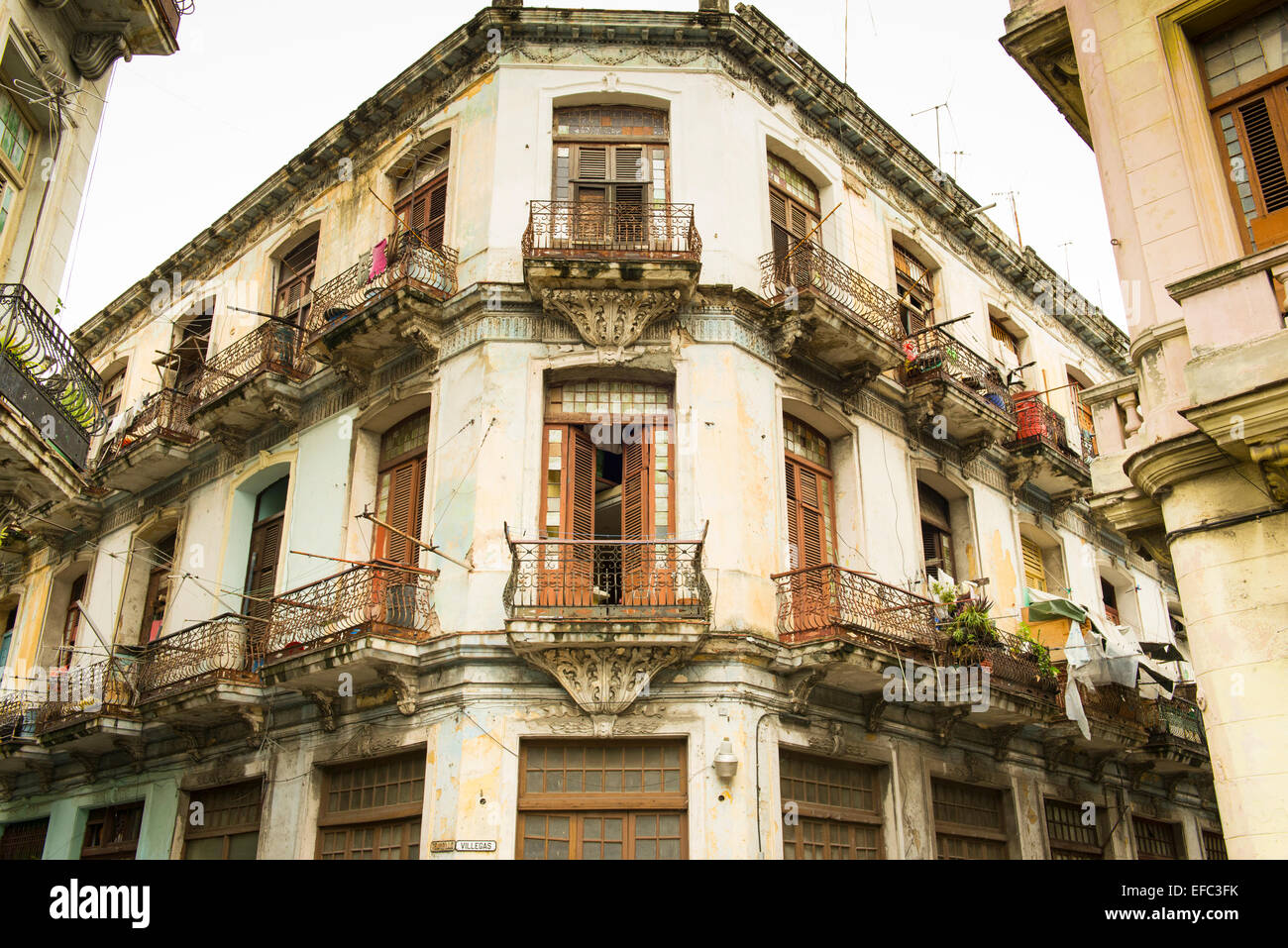 La Vieille Havane Cuba La Habana Vieja vieux bâtiment délabré bloc d'appartements Appartements balcons fenêtres lessive Banque D'Images