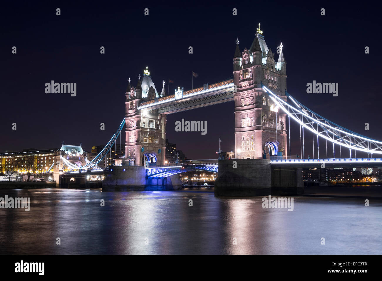 Tower Bridge, traversant la Tamise, le symbole traditionnel de Londres, Angleterre Banque D'Images