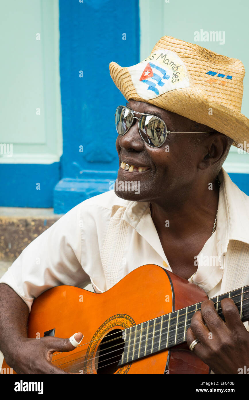 La Vieille Havane Cuba La Habana Vieja Calle Obispo groupe musiciens amuseurs de busk sur jouer jouer aux touristes Banque D'Images