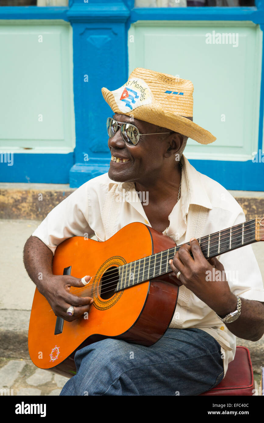 La Vieille Havane Cuba La Habana Vieja Calle Obispo groupe musiciens amuseurs de busk sur jouer jouer aux touristes Banque D'Images