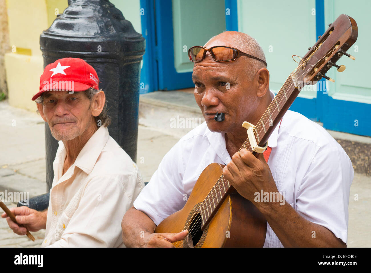 La Vieille Havane Cuba La Habana Vieja Calle Obispo groupe musiciens amuseurs de busk sur jouer jouer aux touristes guitare Banque D'Images