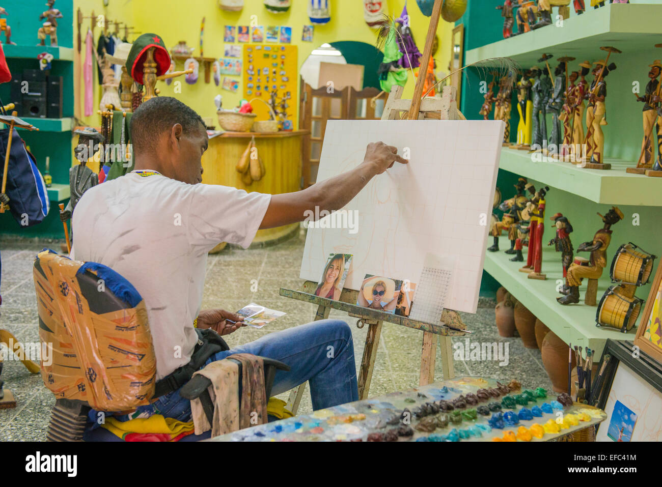 La Vieille Havane Cuba La Habana Vieja Calle Obrapia artiste masculin jeune artisan en peinture de boutique de visages à partir de photos souvenirs Banque D'Images