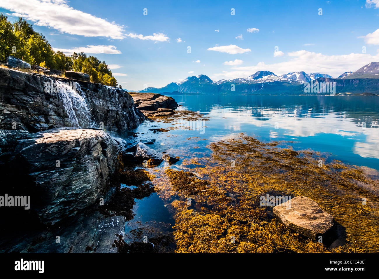 Soleil dans le fjord Lyngen Banque D'Images