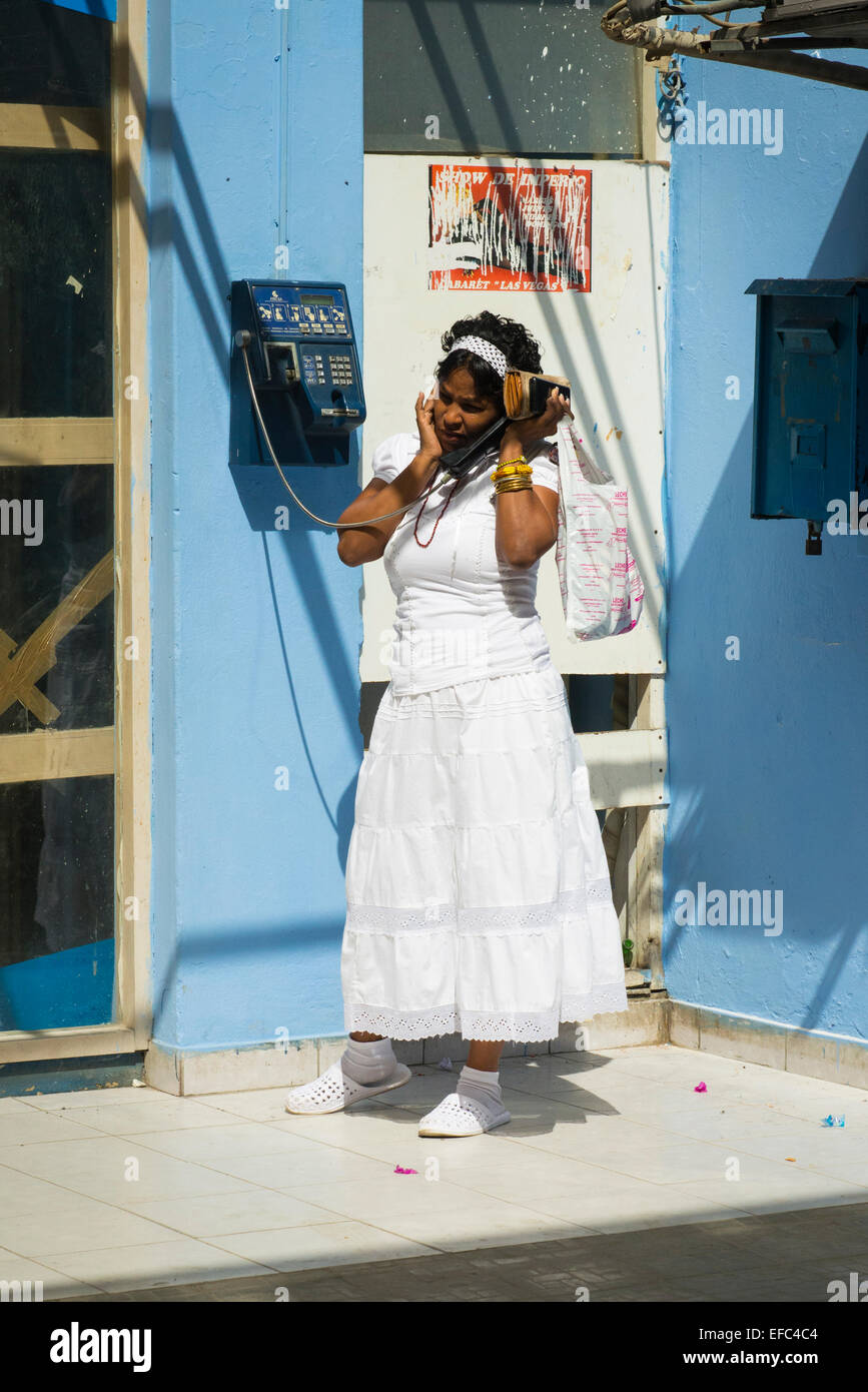 La Vieille Havane Cuba La Habana Vieja la religion Santeria jolie femme fille dame habillée tout en blanc sur la rue kiosque téléphone Banque D'Images