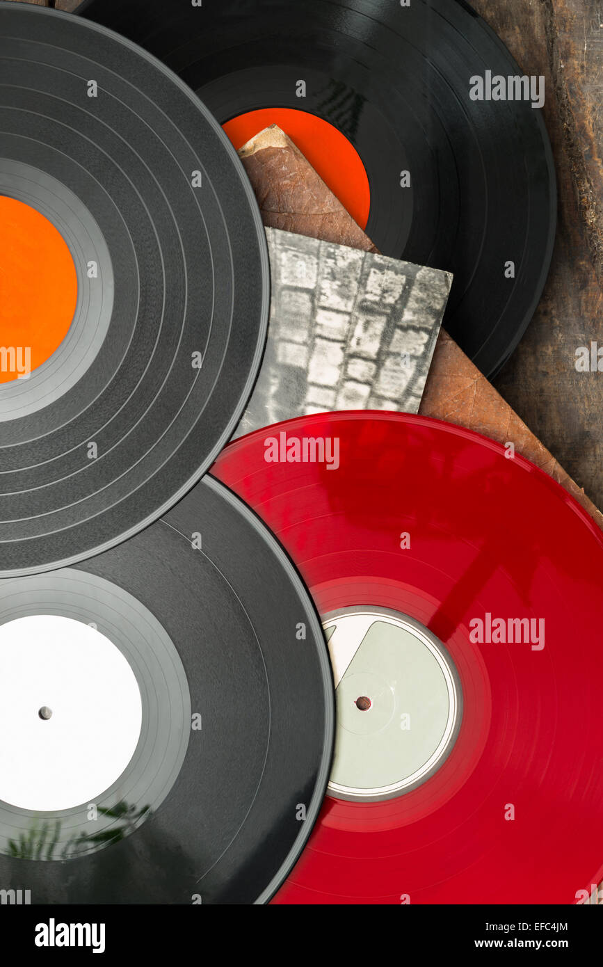 Vieux vinyle long play records sur fond de bois vintage Banque D'Images