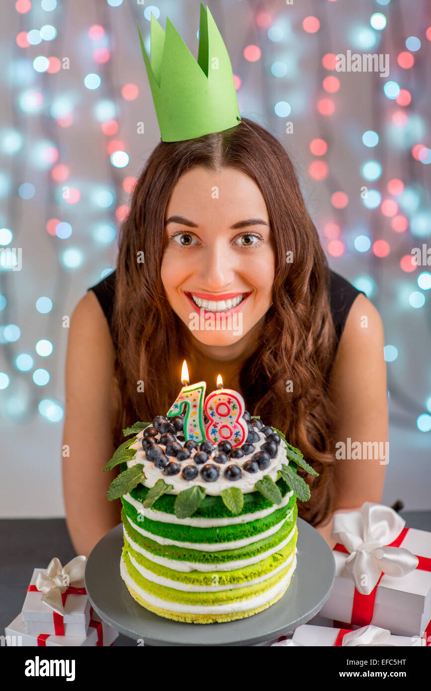 Dix-huit fille avec joyeux anniversaire gâteau de fête sur fond clair Banque D'Images