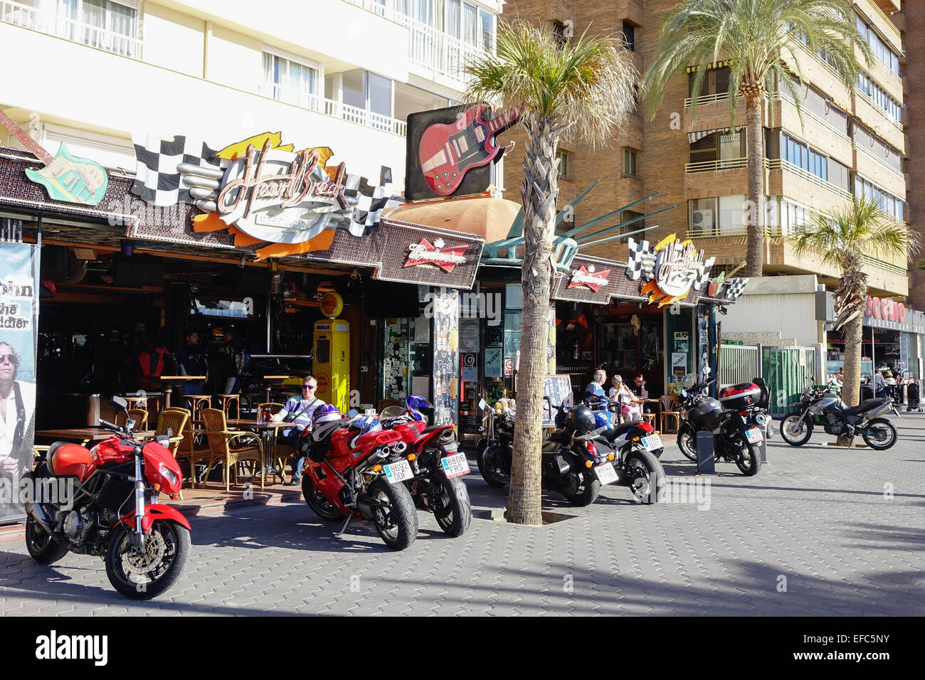 Benidorm , Costa Blanca, Espagne Les motos en dehors de Heartbreak Hotel beach bar Banque D'Images