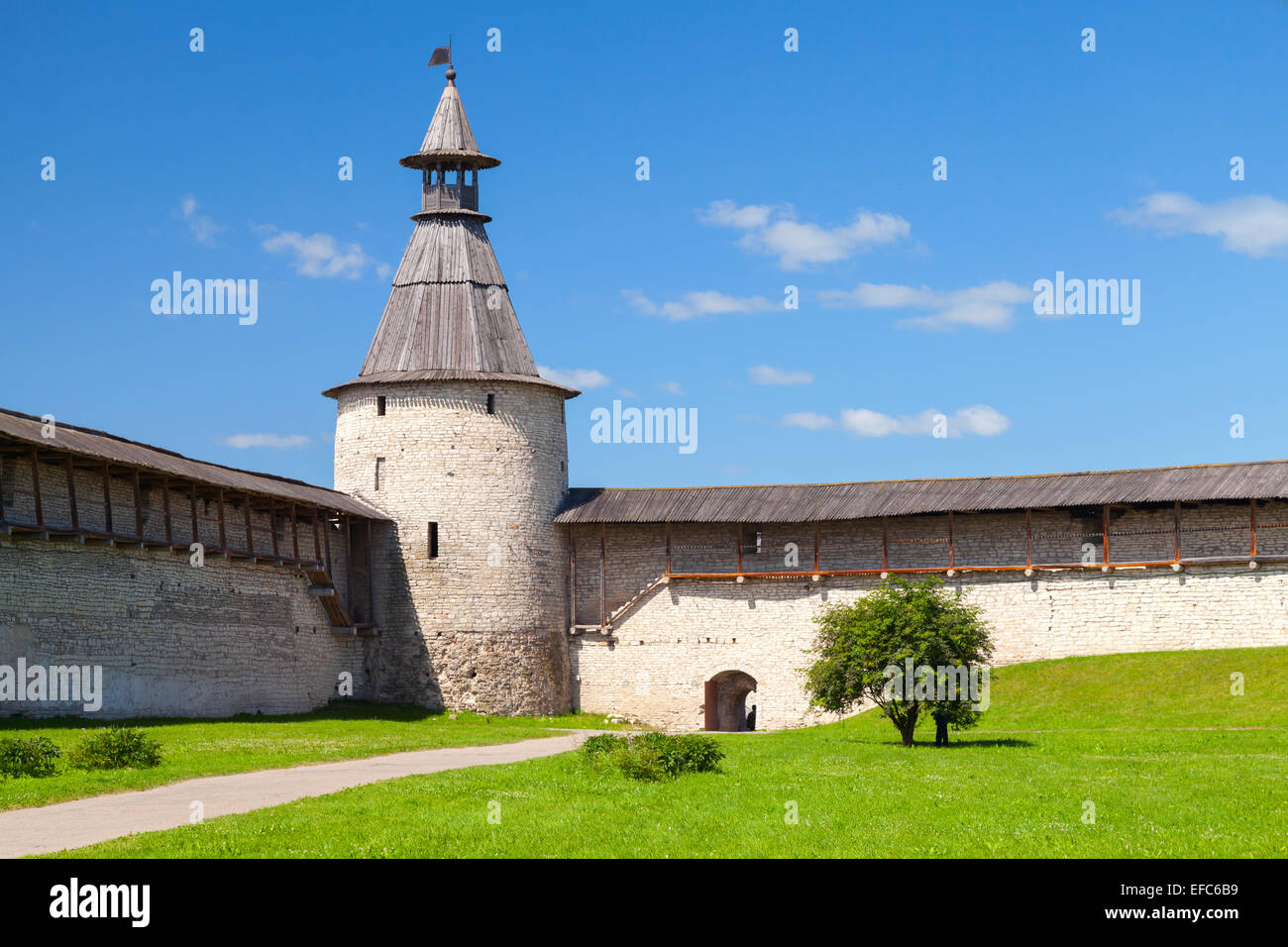 L'architecture ancienne russe classique. Tour en pierre et les murs avec des toits de la vieille ville de forteresse. Kremlin de Pskov, Russie Banque D'Images