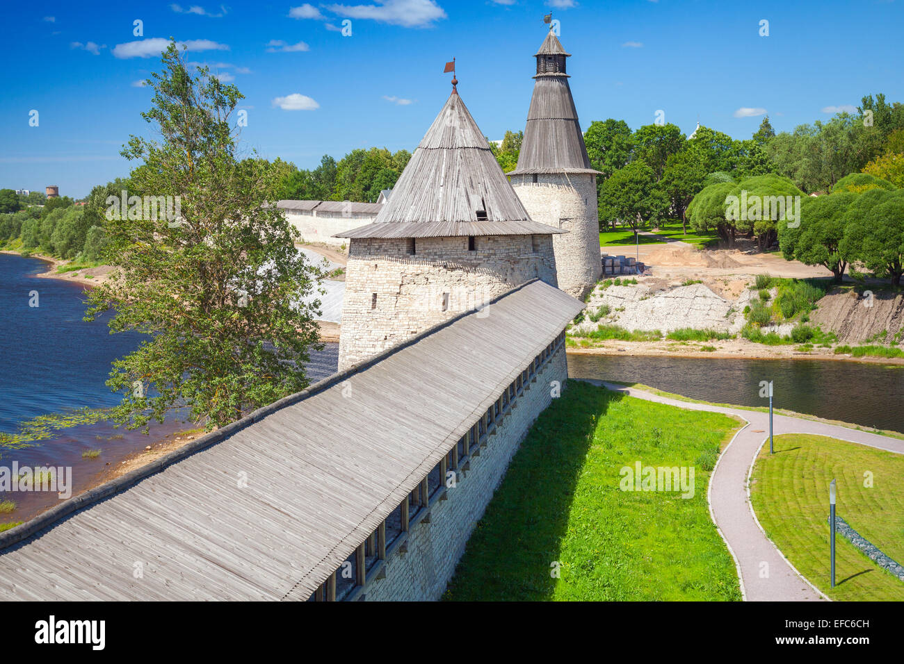 Les tours et murs en pierre de la vieille forteresse. Kremlin de Pskov, Russie. L'architecture ancienne russe classique Banque D'Images