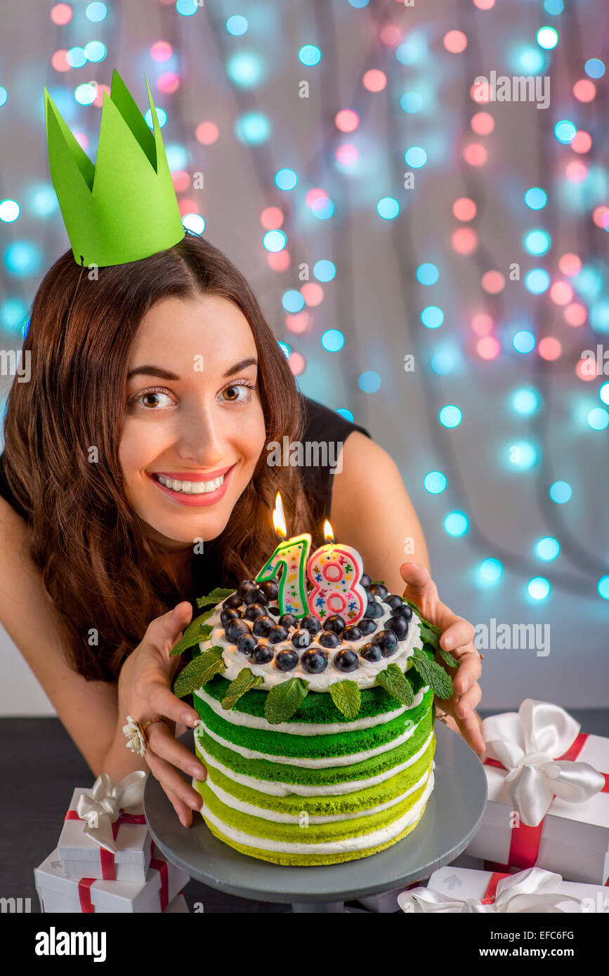 Dix-huit fille avec joyeux anniversaire gâteau de fête sur fond clair Banque D'Images