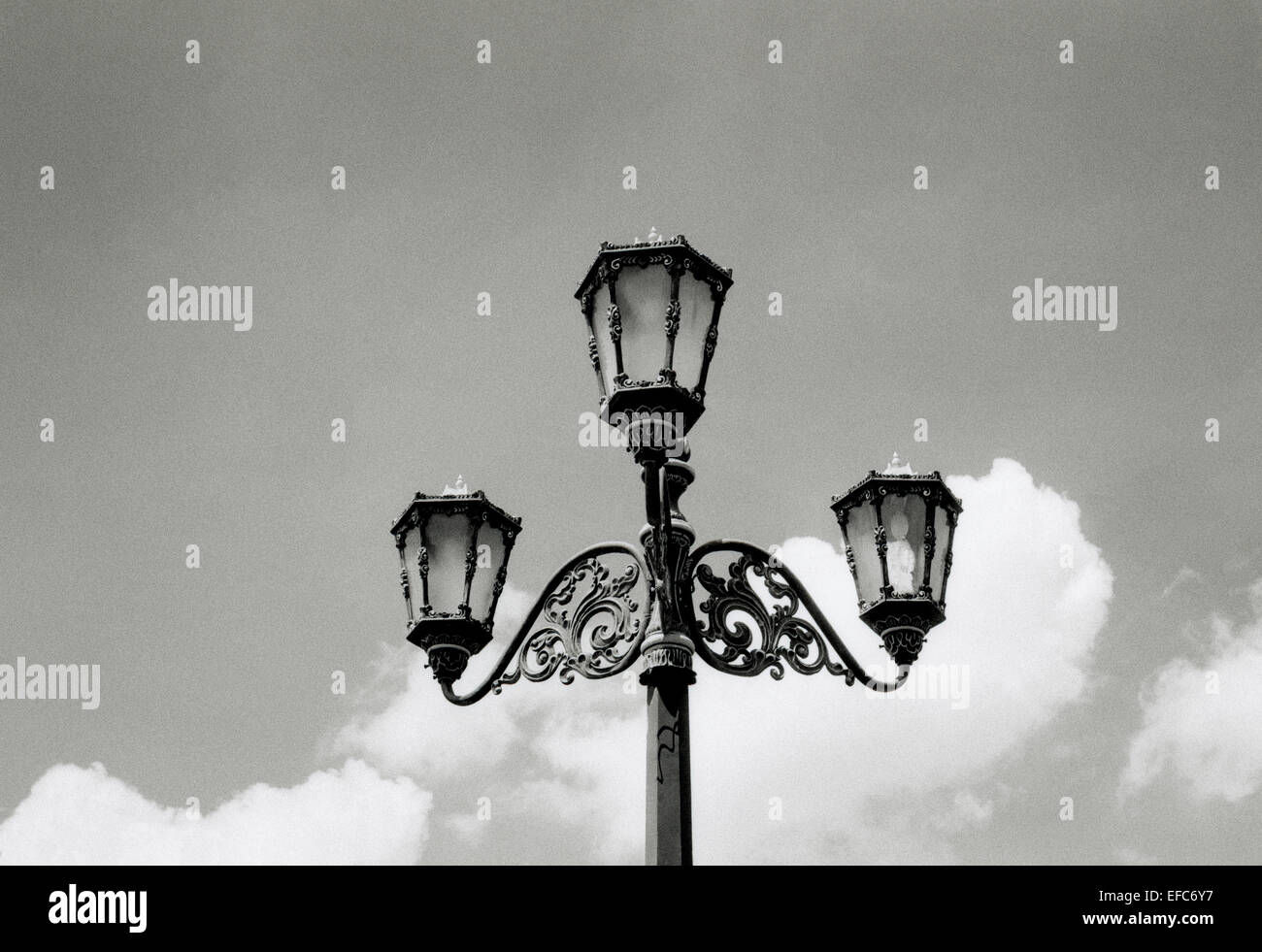 La photographie de voyage - Urban street light en Solo Surakarta à Java en Indonésie en Asie du Sud-Est Extrême-Orient. Ciel d'éclairage Banque D'Images