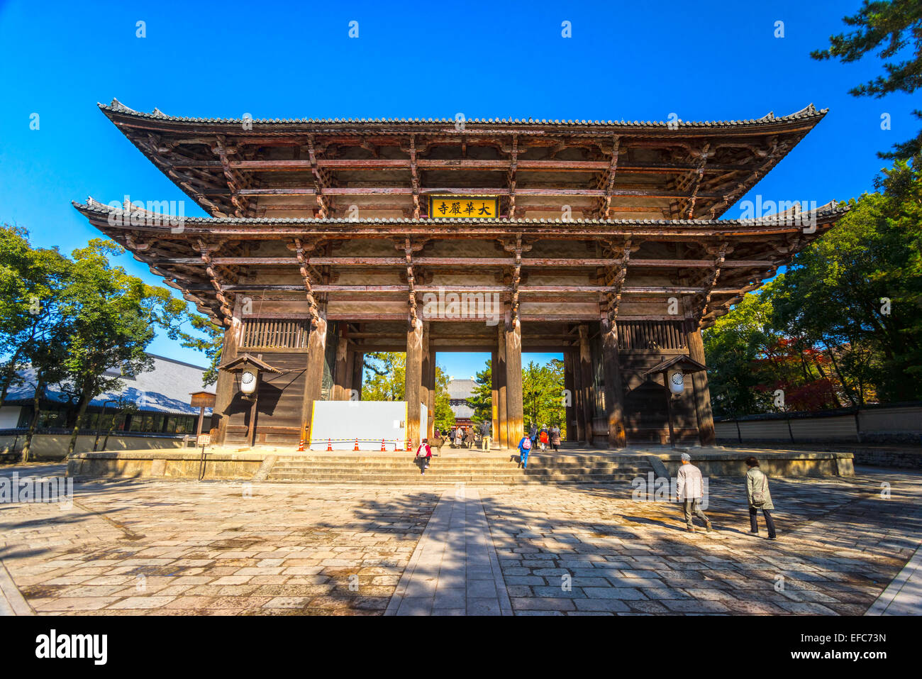 Temple Todai-ji grande entrée en bois à Nara, au Japon. Banque D'Images