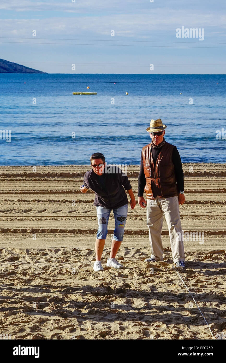 Les retraités, les personnes âgées à jouer au ballon sur la plage, jeu de l'île de paon en arrière-plan, Benidorm Costa Blanca, Espagne Banque D'Images