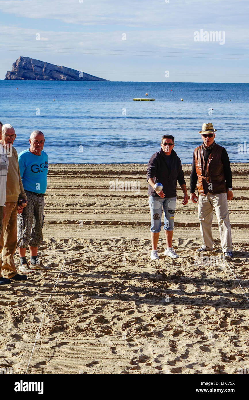 Les retraités, les personnes âgées à jouer au ballon sur la plage, jeu de l'île de paon en arrière-plan, Benidorm Costa Blanca, Espagne Banque D'Images