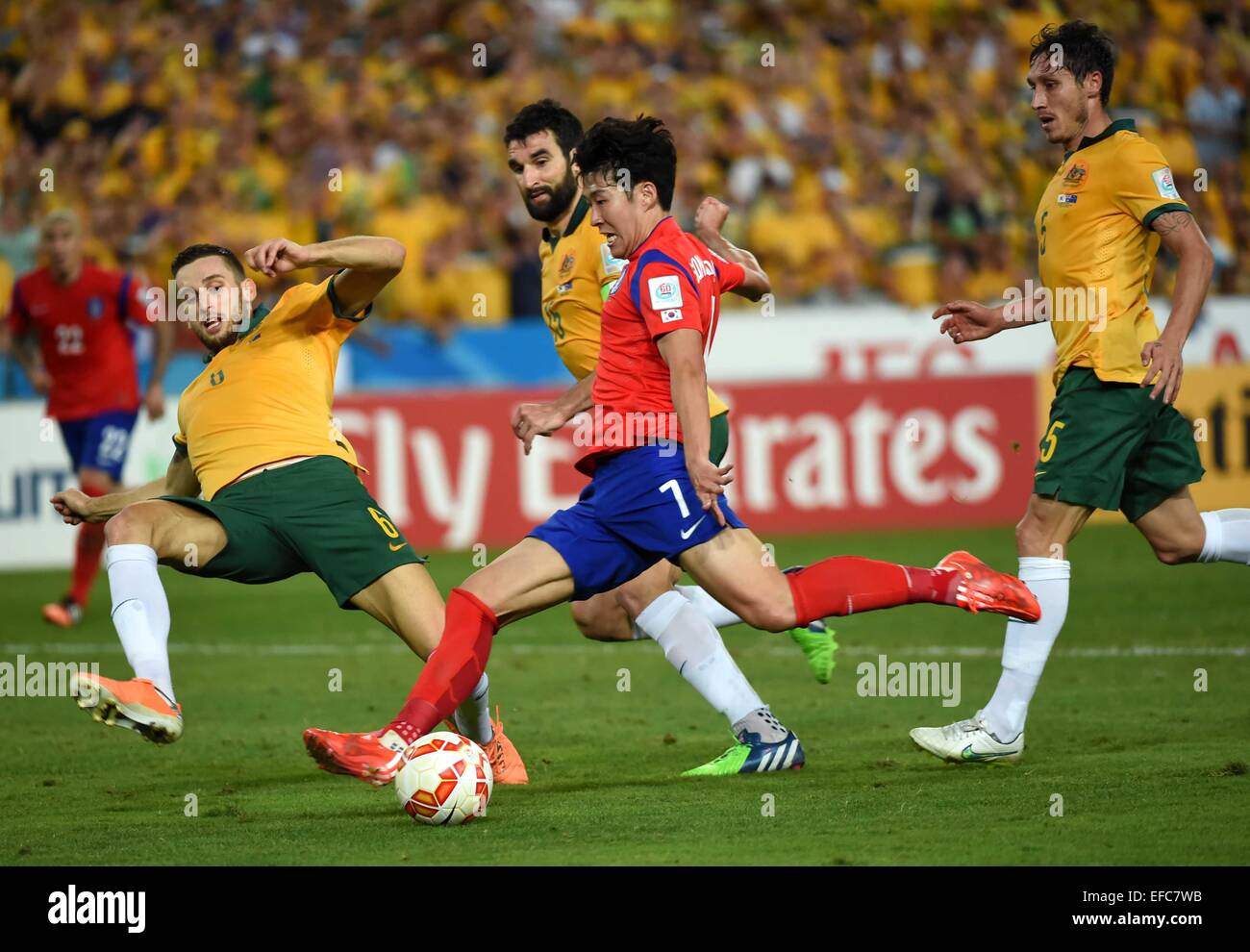 Sydney, Australie. Jan 31, 2015. Corée du sud de la Fils Heung Min (2e R) de pousses et scores au cours du dernier match contre l'Australie à la coupe d'Asie de l'AFC 2015 à Sydney, Australie, le 31 janvier 2015. Credit : Guo Yong/Xinhua/Alamy Live News Banque D'Images