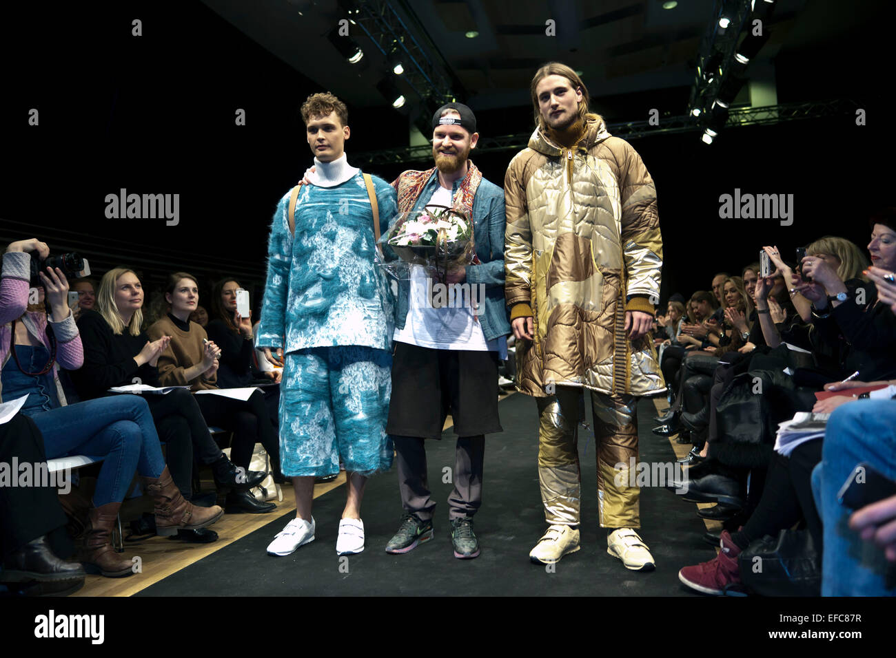 Copenhague, Danemark. 30Th Jan, 2015. Design student, Rolf Ekroth (photo, mi), Université Aalto, Finlande, a pris le premier prix à Copenhague Fashion Weeks award show pour les jeunes créateurs, designers nid, avec la conception des modèles présentés à gauche et à droite. Credit : OJPHOTOS/Alamy Live News Banque D'Images