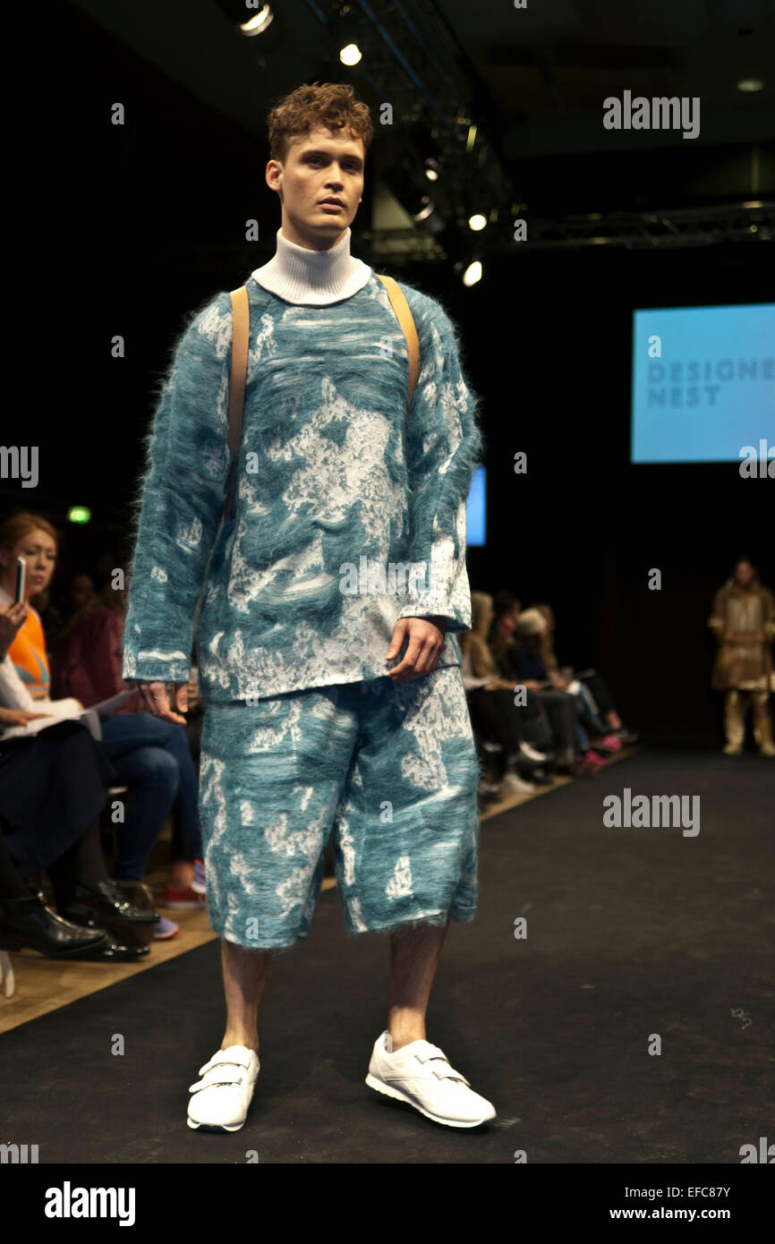 Copenhague, Danemark. 30Th Jan, 2015. Au Nid des designers award show à Copenhague design scandinave les élèves de écoles de mode présente leur meilleurs créations sur la piste. Ici c'est un dessin par Rolf Ekroth, Université Aalto, Finlande. Son design a remporté la compétition Crédit : OJPHOTOS/Alamy Live News Banque D'Images