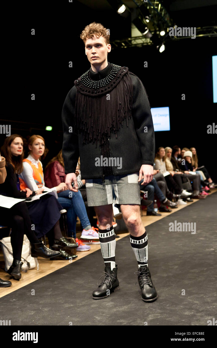 Copenhague, Danemark. 30Th Jan, 2015. Au Nid des designers award show à Copenhague design scandinave les élèves de écoles de mode présente leur meilleurs créations sur la piste. Ici c'est un dessin par Egebro Luoise, Kolding, Danemark Design Shcool Crédit : OJPHOTOS/Alamy Live News Banque D'Images