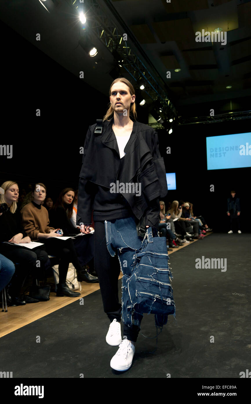 Copenhague, Danemark. 30Th Jan, 2015. Au Nid des designers award show à Copenhague design scandinave les élèves de écoles de mode présente leur meilleurs créations sur la piste. Ici c'est un dessin par Trigone Jørgensen, TEKO, Danemark Crédit : OJPHOTOS/Alamy Live News Banque D'Images