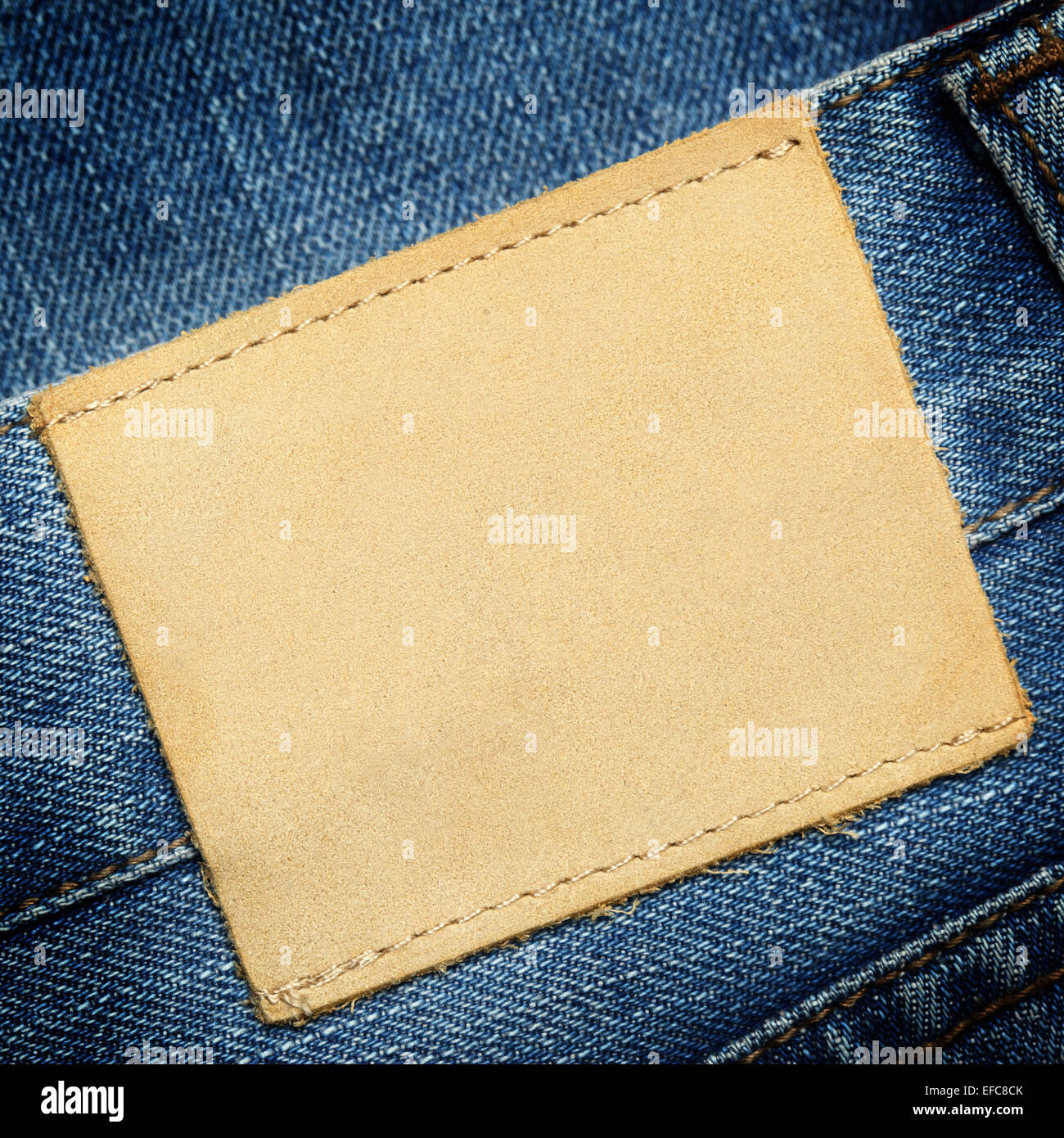 Étiquette en cuir blanc sur un jean - l'espace pour votre propre texte Banque D'Images