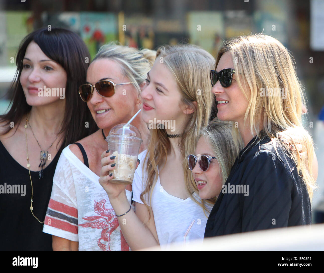 Kate Moss, portant un T-shirt Amy Winehouse, dans Primrose Hill avec sa fille Lila Grace et amis. Ils ont rencontré en Meg Mathews et sa fille Jeanne Gallagher, sa fille avec l'ancien rocker Oasis Noel Gallagher avec : Kate Moss,Lila Grac Banque D'Images