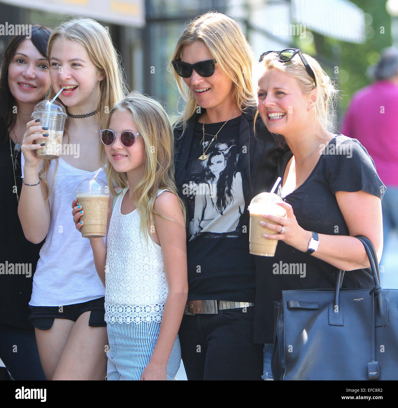 Kate Moss, portant un T-shirt Amy Winehouse, dans Primrose Hill avec sa fille Lila Grace et amis. Ils ont rencontré en Meg Mathews et sa fille Jeanne Gallagher, sa fille avec l'ancien rocker Oasis Noel Gallagher avec : Kate Moss,Lila Grac Banque D'Images