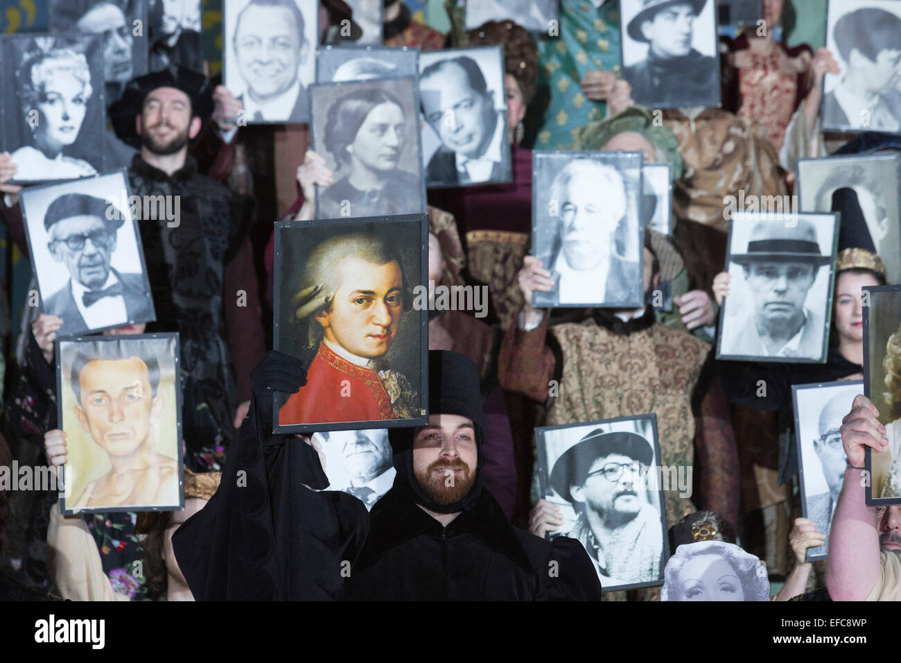 Londres, Royaume-Uni. 30 janvier 2015. À la fin de l'opéra, le 110-strong cast contenir jusqu'Photos de haut-parleurs Allemand célèbre en tant qu'hommage à Wagner. L'opéra de Richard Wagner "Les Maîtres chanteurs de Nuremberg (Die Meistersinger von Nürnberg) est jouée en direct sur scène lors de la répétition générale avec l'English National Opera Music Réalisateur Edward Gardner conduisant l'orchestre et le Chœur de l'ENO. Réalisé par Richard Jones avec avec câbles joué par Gwyn Hughes Jones comme Walter von Stolzing, Rachel Nicholls comme Eva Pogner, Madeleine Shaw comme Madeleine, Nicky Spence comme David (Hans Sachs' apprenti), Iain Paterson au Banque D'Images