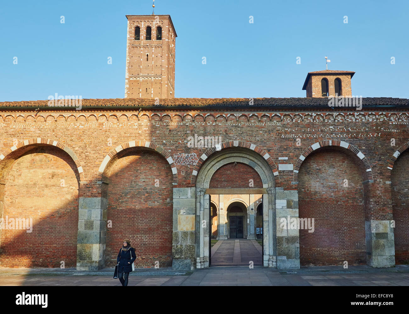 Entrée de Sant' Ambrogio en brique rouge basilique romane datant du 9ème et 12ème siècle, Milan Lombardie Italie Europe Banque D'Images