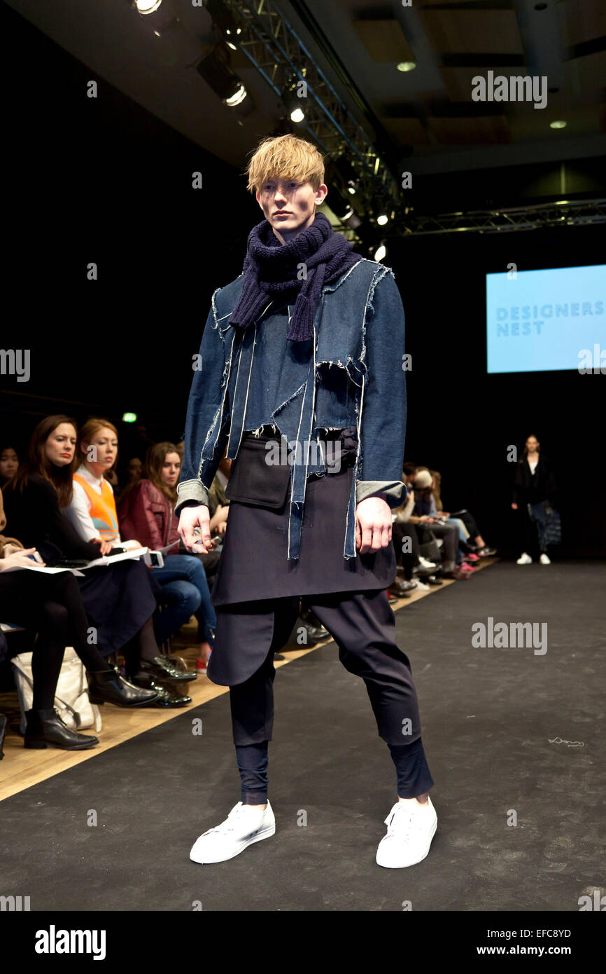 Copenhague, Danemark. 30Th Jan, 2015. Au Nid des designers award show à Copenhague design scandinave les élèves de écoles de mode présente leur meilleurs créations sur la piste. Ici c'est un dessin par Trigone Jørgensen, TEKO, Danemark Crédit : OJPHOTOS/Alamy Live News Banque D'Images