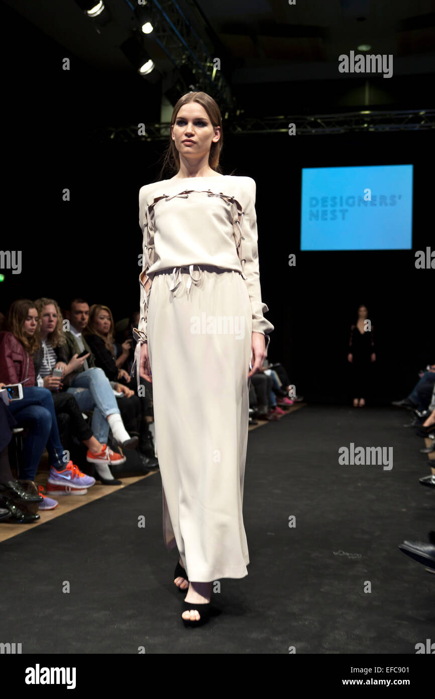 Copenhague, Danemark. 30Th Jan, 2015. Au Nid des designers award show à Copenhague design scandinave les élèves de écoles de mode présente leur meilleurs créations sur la piste. Ici c'est un dessin par Svava Magdalena Arnarsdottir, Islande Academy of Arts Crédit : OJPHOTOS/Alamy Live News Banque D'Images
