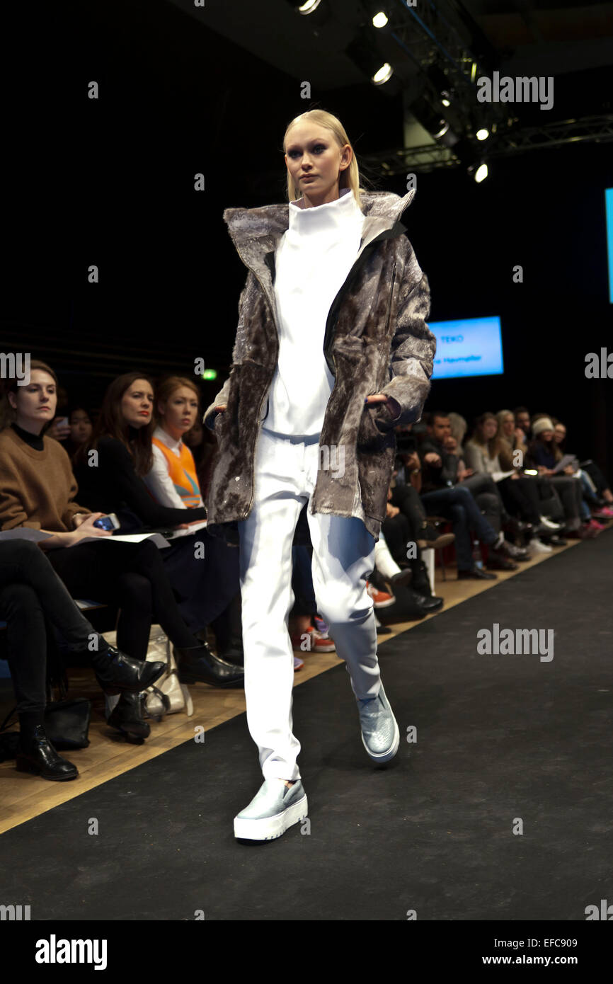 Copenhague, Danemark. 30Th Jan, 2015. Au Nid des designers award show à Copenhague design scandinave les élèves de écoles de mode présente leur meilleurs créations sur la piste. Ici c'est un dessin par Tina Havmøller, TEKO, Danemark Crédit : OJPHOTOS/Alamy Live News Banque D'Images