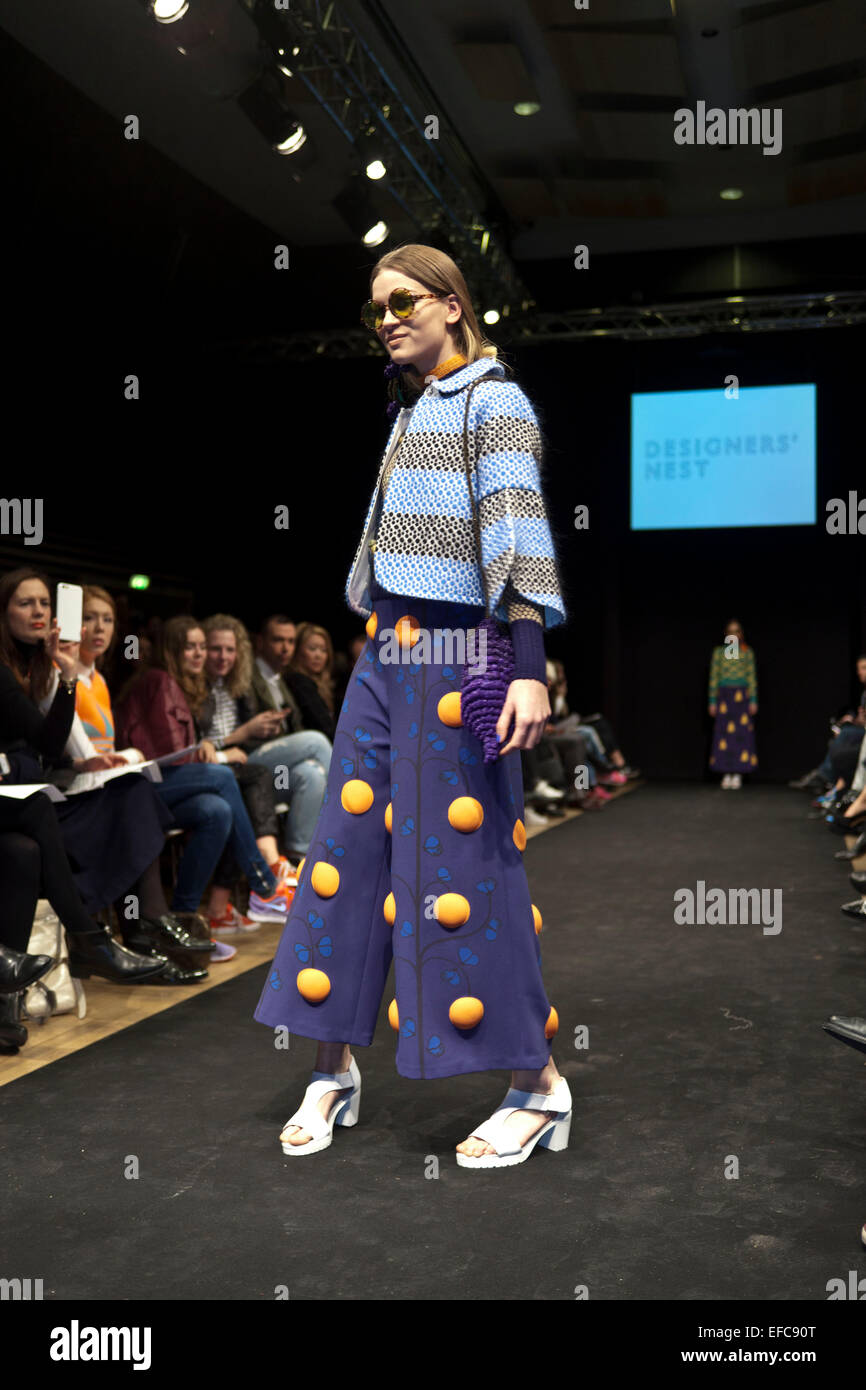 Copenhague, Danemark. 30Th Jan, 2015. Au Nid des designers award show à Copenhague design scandinave les élèves de écoles de mode présente leur meilleurs créations sur la piste. Ici c'est un dessin par Iiona Hackenberg, Université Aalto, Finlande Crédit : OJPHOTOS/Alamy Live News Banque D'Images