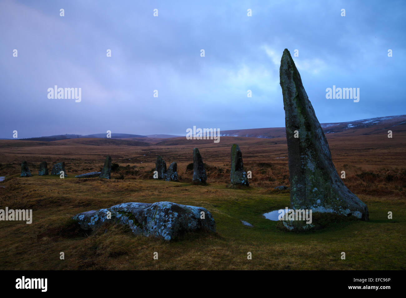 Début de soirée sombre lumière sur scorhill stone circle à Dartmoor Banque D'Images