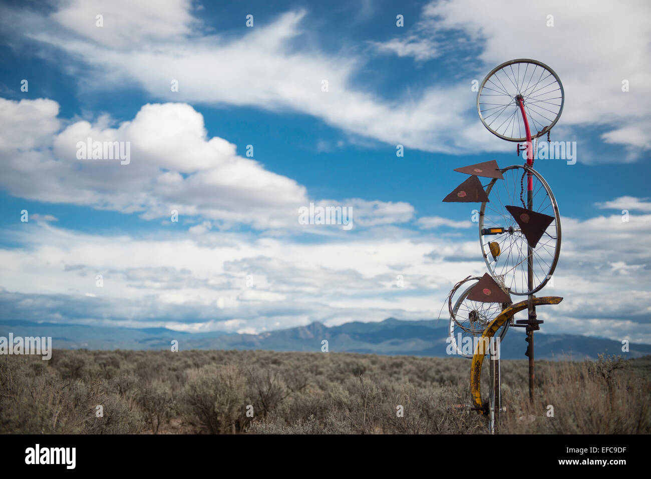 Une sculpture faite de pièces de bicyclette, Taos, New Mexico, USA Banque D'Images