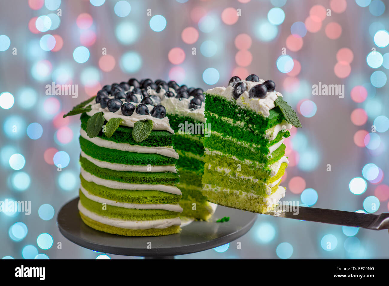 Belle Coupe Gateau Eponge Verte Sur Fond De Fete Avec Lumiere Effet Bokeh Photo Stock Alamy Belle Coupe Gateau Eponge Verte Sur Fond De Fete Avec Lumiere Effet Bokeh Photo Stock Alamy