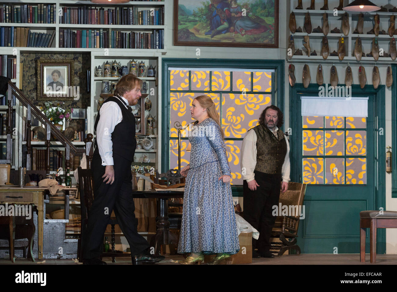 Londres, Royaume-Uni. 30 janvier 2015. L-R : Iain Paterson, Rachel Nicholls et Gwyn Hughes Jones. L'opéra de Richard Wagner "Les Maîtres chanteurs de Nuremberg (Die Meistersinger von Nürnberg) est jouée en direct sur scène lors de la répétition générale avec l'English National Opera Music Réalisateur Edward Gardner conduisant l'orchestre et le Chœur de l'ENO. Réalisé par Richard Jones avec avec câbles joué par Gwyn Hughes Jones comme Walter von Stolzing, Rachel Nicholls comme Eva Pogner, Madeleine Shaw comme Madeleine, Nicky Spence comme David (Hans Sachs' apprenti), Iain Paterson comme Hans Sachs, Andrew Shore que Sixtus Beckmesser et Jame Banque D'Images