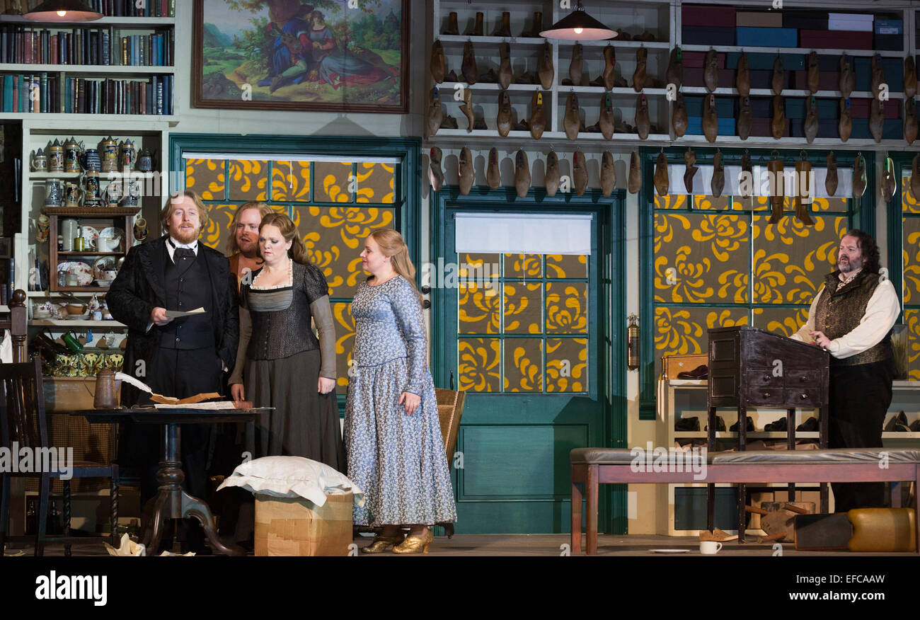 Londres, Royaume-Uni. 30 janvier 2015. L-R : Iain Paterson, Nicky Spence, Madeleine Shaw, Rachel Nicholls et Gwyn Hughes Jones. L'opéra de Richard Wagner "Les Maîtres chanteurs de Nuremberg (Die Meistersinger von Nürnberg) est jouée en direct sur scène lors de la répétition générale avec l'English National Opera Music Réalisateur Edward Gardner conduisant l'orchestre et le Chœur de l'ENO. Réalisé par Richard Jones avec avec câbles joué par Gwyn Hughes Jones comme Walter von Stolzing, Rachel Nicholls comme Eva Pogner, Madeleine Shaw comme Madeleine, Nicky Spence comme David (Hans Sachs' apprenti), Iain Paterson comme Hans Sachs, Andrew Shore Banque D'Images