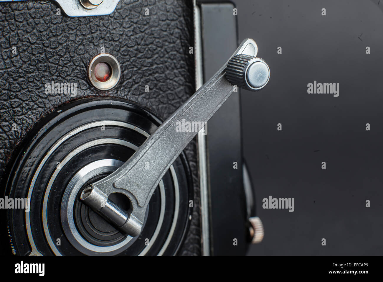 La poignée de manivelle d'un vieil appareil photo reflex double format moyen Banque D'Images