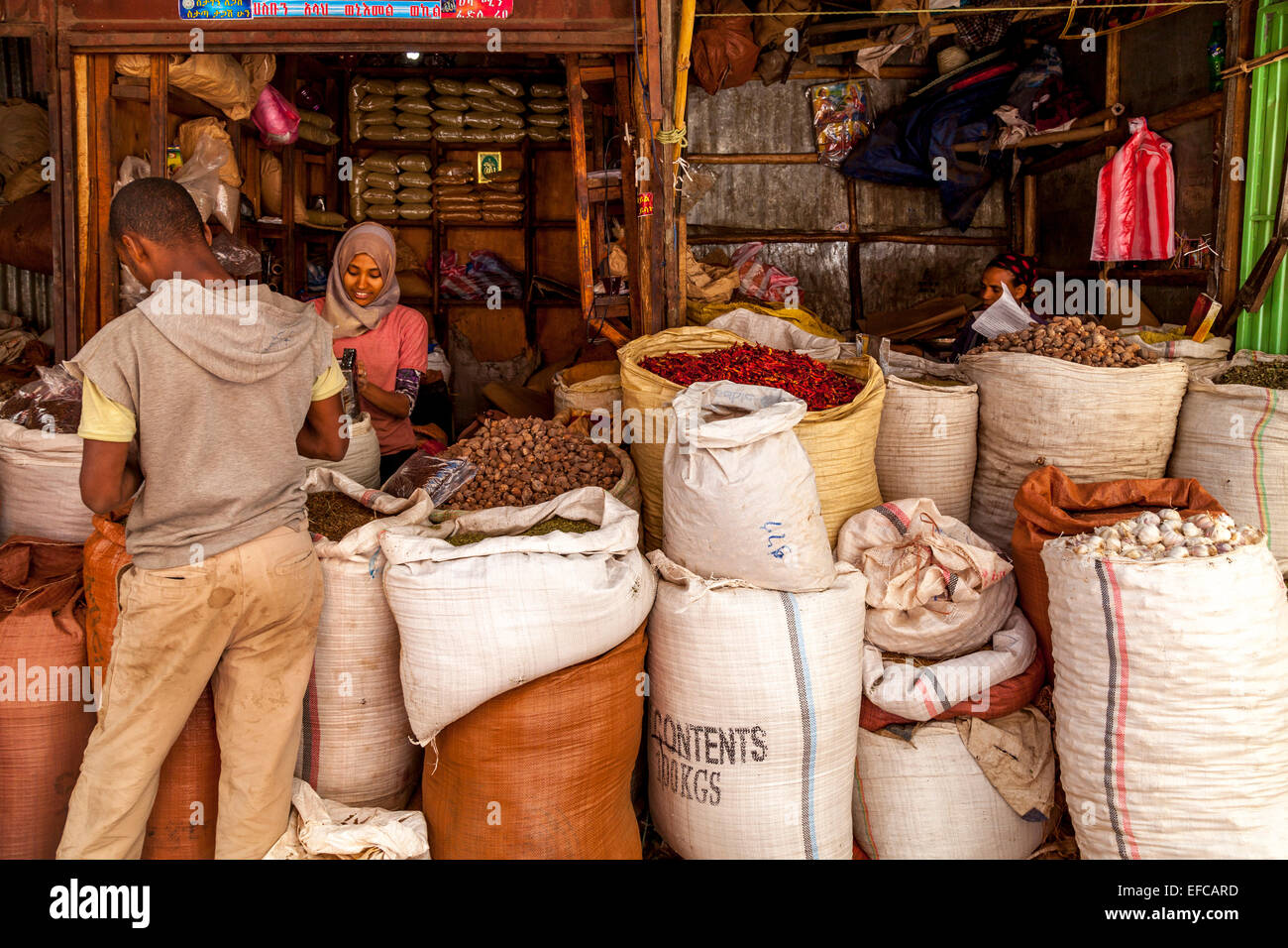 Une boutique typique dans le Merkato, Addis-Abeba, Ethiopie Banque D'Images