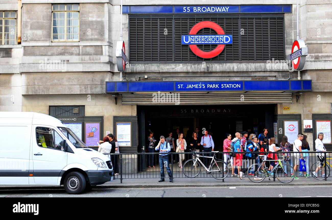 Londres, UK - 9 juillet 2014 : les touristes entre la station de métro St James's, grand réseau de transport dans le centre de Londres. Banque D'Images