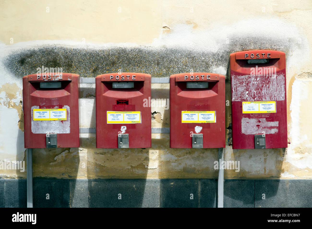 Les boîtes aux lettres de la poste italienne alignées dans la ville côtière d'Amalfi Banque D'Images