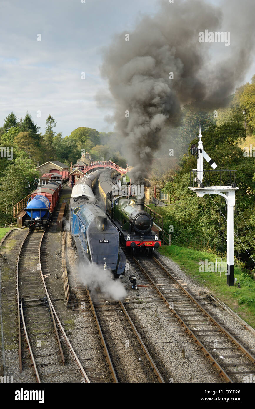 Classe A4 Pas du Pacifique 60007 «Sir Nigel Gresley' à Goathland station, comme aucune loco GWR 2807 feuilles avec un train de Pickering. Banque D'Images